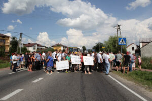 Mieszkańcy Woli Jachowej i Skorzeszyc zablokowali ruch na drodze 74 / Wojciech Habdas / Radio Kielce