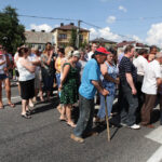 Mieszkańcy Woli Jachowej i Skorzeszyc zablokowali ruch na drodze 74 / Wojciech Habdas / Radio Kielce