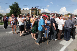 Mieszkańcy Woli Jachowej i Skorzeszyc zablokowali ruch na drodze 74 / Wojciech Habdas / Radio Kielce