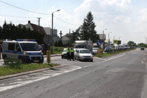 Mieszkańcy Woli Jachowej i Skorzeszyc zablokowali ruch na drodze 74. Jadących od strony Kielc, policjanci kierowali objazdem / Wojciech Habdas / Radio Kielce