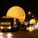 Transport ponadgabarytowy. Z dawnego browaru Belgia wywożone były zbiorniki o średnicy 7 metrów. Dyminy. / Wojciech Habdas / Radio Kielce