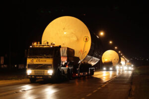 Transport ponadgabarytowy. Z dawnego browaru Belgia wywożone były zbiorniki o średnicy 7 metrów. Dyminy. / Wojciech Habdas / Radio Kielce