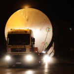 Transport ponadgabarytowy. Z dawnego browaru Belgia wywożone były zbiorniki o średnicy 7 metrów. Dyminy. / Wojciech Habdas / Radio Kielce