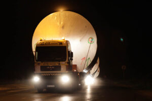 Transport ponadgabarytowy. Z dawnego browaru Belgia wywożone były zbiorniki o średnicy 7 metrów. Dyminy. / Wojciech Habdas / Radio Kielce