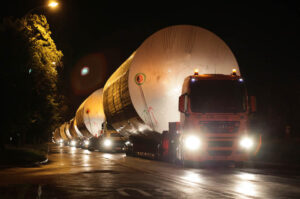 Transport ponadgabarytowy. Z dawnego browaru Belgia wywożone były zbiorniki o średnicy 7 metrów. Ul. Tarnowska / Wojciech Habdas / Radio Kielce