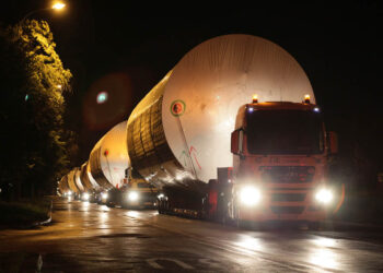 Transport ponadgabarytowy. Z dawnego browaru Belgia wywożone były zbiorniki o średnicy 7 metrów. Ul. Tarnowska / Wojciech Habdas / Radio Kielce