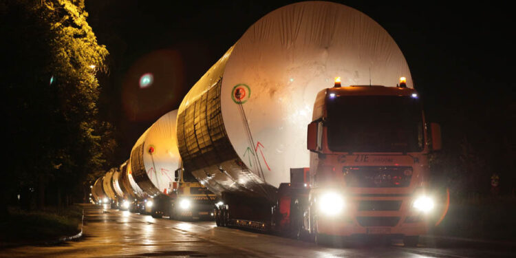 Transport ponadgabarytowy. Z dawnego browaru Belgia wywożone były zbiorniki o średnicy 7 metrów. Ul. Tarnowska / Wojciech Habdas / Radio Kielce