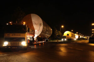 Transport ponadgabarytowy. Z dawnego browaru Belgia wywożone były zbiorniki o średnicy 7 metrów. Ul. Bohaterów Warszawy / Wojciech Habdas / Radio Kielce