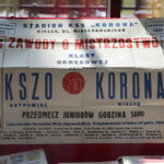 Wystawa "40 lat minęło - zawsze razem", przygotowana z okazji 40-lecia klubu piłkarskiego Korona Kielce. Afisz z 1973 roku informujący o spotkaniu Korony z KSZO / Wojciech Habdas / Radio Kielce