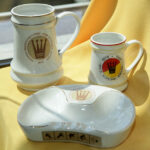 Wystawa "40 lat minęło - zawsze razem", przygotowana z okazji 40-lecia klubu piłkarskiego Korona Kielce. Ceramika z logo Korony / Wojciech Habdas / Radio Kielce