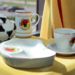 Wystawa "40 lat minęło - zawsze razem", przygotowana z okazji 40-lecia klubu piłkarskiego Korona Kielce. Ceramika z logo Korony / Wojciech Habdas / Radio Kielce