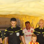 Sędzia główny spotkania Daniel Stefański z Bydgoszczy (w środku) wyprowadza obie drużyny na murawę boiska / Kamil Król / Radio Kielce