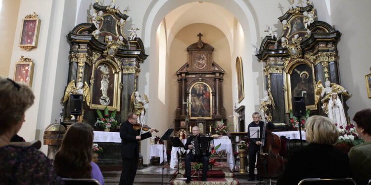 Koncert Trio Vivo w klasztorze na Karczówce / Wojciech Habdas / Radio Kielce