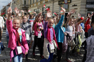 Ulicami Kielc przeszedł barwny korowód uczestników 40 Jubileuszowego Festiwalu Harcerskiego / Wojciech Habdas / Radio Kielce