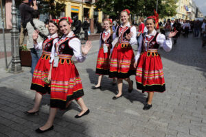 Ulicami Kielc przeszedł barwny korowód uczestników 40 Jubileuszowego Festiwalu Harcerskiego / Wojciech Habdas / Radio Kielce