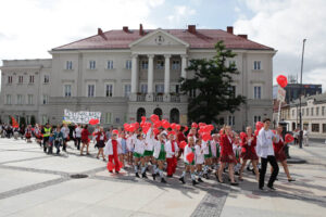 Ulicami Kielc przeszedł barwny korowód uczestników 40 Jubileuszowego Festiwalu Harcerskiego / Wojciech Habdas / Radio Kielce