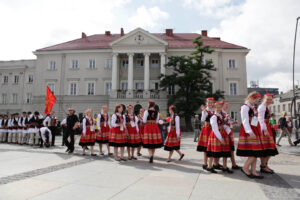 Ulicami Kielc przeszedł barwny korowód uczestników 40 Jubileuszowego Festiwalu Harcerskiego / Wojciech Habdas / Radio Kielce