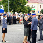 Staszów. Święto Policji. Wojewoda Świętokrzyski Bożentyna Pałka-Koruba wręcza odznaczenie za zasługi dla pożarnictwa Świętokrzyskiemu Komendantowi Wojewódzkiemu insp. Jarosławowi Szymczykowi / Paweł Klepka / Radio Kielce
