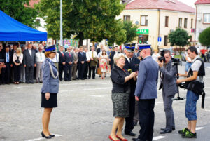 Staszów. Święto Policji. Wojewoda Świętokrzyski Bożentyna Pałka-Koruba wręcza odznaczenie za zasługi dla pożarnictwa Świętokrzyskiemu Komendantowi Wojewódzkiemu insp. Jarosławowi Szymczykowi / Paweł Klepka / Radio Kielce