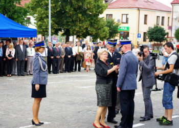 Staszów. Święto Policji. Wojewoda Świętokrzyski Bożentyna Pałka-Koruba wręcza odznaczenie za zasługi dla pożarnictwa Świętokrzyskiemu Komendantowi Wojewódzkiemu insp. Jarosławowi Szymczykowi / Paweł Klepka / Radio Kielce