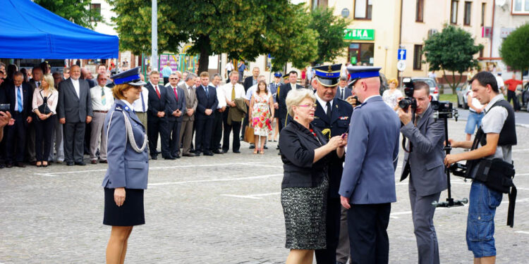 Staszów. Święto Policji. Wojewoda Świętokrzyski Bożentyna Pałka-Koruba wręcza odznaczenie za zasługi dla pożarnictwa Świętokrzyskiemu Komendantowi Wojewódzkiemu insp. Jarosławowi Szymczykowi / Paweł Klepka / Radio Kielce