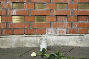 67 rocznica pogromu kieleckiego - o tabliczka ku pamięci Marianny i Józefa Walczyńskich z Piekoszowa / Stanisław Blinstrub / Radio Kielce