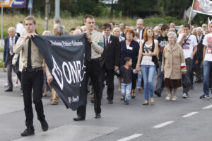 Marsz z Katedry na cmentarz w pochodzie uczestniczyli działacze ONR / Stanisław Blinstrub / Radio Kielce