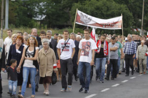 Marsz z Katedry na cmentarz przy ulicy Ściegiennego / Stanisław Blinstrub / Radio Kielce