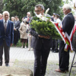 Kwiaty od zarządu Województwa i kombatantów składa Piotr Żoładek / Stanisław Blinstrub / Radio Kielce