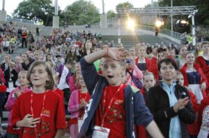 Koncert jubileuszowy 40. Międzynarodowego Harcerskiego Festiwalu Kultury Młodzieży Szkolnej w amfiteatrze na kieleckiej Kadzielni / Kamil Król / Radio Kielce