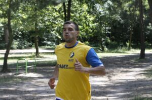 Pierwszy trening Vive Targów. Michał Jurecki podczas treningu biegowego / Kamil Król / Radio Kielce