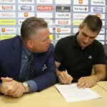 Moment podpisania umowy / Kamil Król / Radio Kielce