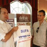 Prezes Effectora Jacek Sęk przekazuje Bartoszowi Sufie koszulkę / Kamil Król / Radio Kielce