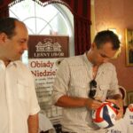 Bartosz Sufa składa autograf na piłce / Kamil Król / Radio Kielce