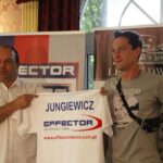 Prezes Effectora Jacek Sęk wręcza Sławomirowi Jungiewiczowi pamiątkową koszulkę / Kamil Król / Radio Kielce