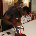 Obowiązkowy podpis na piłce w wykonaniu Denisa Donovana DJ Nelsona / Kamil Król / Radio Kielce