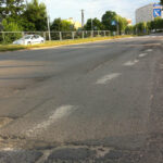 Ostrowiecka ulica Radwana, jeden z najbardziej zniszczonych traktów w mieście doczeka się remontu. Jeszcze w tym roku, ma zyskać nową nawierzchnię. Zostanie też zbudowany chodnik. / Teresa Czajkowska / Radio Kielce