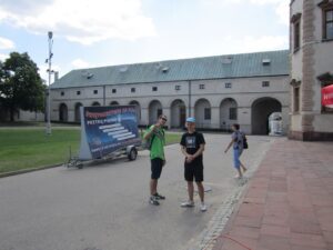 Świętokrzyskie na Fali. Przybij Piątkę z Radiem Kielce na dziedzińcu Muzeum Narodowego w Kielcach. / Konrad Łużniak / Radio Kielce