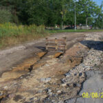 Brak kanałów burzowych na parkingu przy cmentarzu w Cedzynie powoduje, że po każdym większym deszczu, ulice położone poniżej placu są zalewane. / arch. prywatne