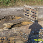 Brak kanałów burzowych na parkingu przy cmentarzu w Cedzynie powoduje, że po każdym większym deszczu, ulice położone poniżej placu są zalewane. / arch. prywatne