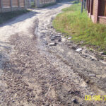 Brak kanałów burzowych na parkingu przy cmentarzu w Cedzynie powoduje, że po każdym większym deszczu, ulice położone poniżej placu są zalewane. / arch. prywatne