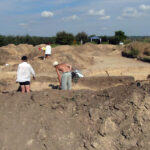 Pozostałości osady wczesno neolitycznej sprzed 6 tysięcy lat odkryto podczas wykopalisk w Złotej w gminie Samborzec. Praca na wykopie / Radio Kielce