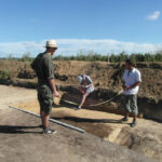 Pozostałości osady wczesno neolitycznej sprzed 6 tysięcy lat odkryto podczas wykopalisk w Złotej w gminie Samborzec. Wykonywanie pomiarów / Radio Kielce