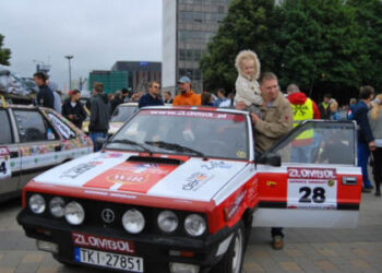 10 sierpnia 2013 w Katowicach wystartowała siódma edycja rajdu samochodowego "Złombol". / Michał Chwedziak
