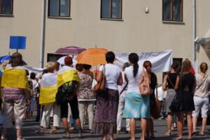 Protest wiernych z Kazimierzy pod kurią / Bartłomiej Zapała / Radio Kielce