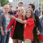 Dokładnie 100 dni zostało do finału SZLACHETNEJ PACZKI, dlatego wolontariusze, sportowcy i celebryci, na wzór maturzystów przygotowujących się do egzaminu dojrzałości, zatańczyli dziś w Kielcach poloneza. / Wojciech Habdas / Radio Kielce