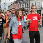 Dokładnie 100 dni zostało do finału SZLACHETNEJ PACZKI, dlatego wolontariusze, sportowcy i celebryci, na wzór maturzystów przygotowujących się do egzaminu dojrzałości, zatańczyli dziś w Kielcach poloneza. / Wojciech Habdas / Radio Kielce