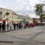 Dokładnie 100 dni zostało do finału SZLACHETNEJ PACZKI, dlatego wolontariusze, sportowcy i celebryci, na wzór maturzystów przygotowujących się do egzaminu dojrzałości, zatańczyli dziś w Kielcach poloneza. / Wojciech Habdas / Radio Kielce