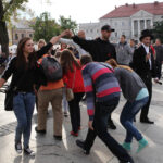 Dokładnie 100 dni zostało do finału SZLACHETNEJ PACZKI, dlatego wolontariusze, sportowcy i celebryci, na wzór maturzystów przygotowujących się do egzaminu dojrzałości, zatańczyli dziś w Kielcach poloneza. / Wojciech Habdas / Radio Kielce