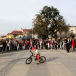 Dokładnie 100 dni zostało do finału SZLACHETNEJ PACZKI, dlatego wolontariusze, sportowcy i celebryci, na wzór maturzystów przygotowujących się do egzaminu dojrzałości, zatańczyli dziś w Kielcach poloneza. / Wojciech Habdas / Radio Kielce